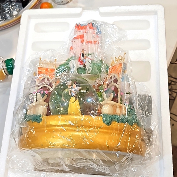 Disney  A Wish Your Heart Makes  3 sided rotating figurine w/snow globes. - Picture 13 of 16